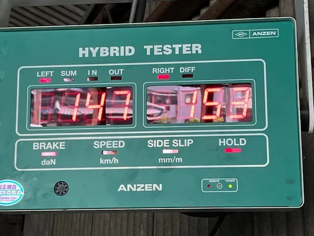 リアブレーキの制動力をブレーキテスターにて点検