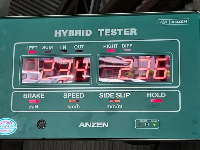 フロントブレーキの制動力をブレーキテスターにて点検