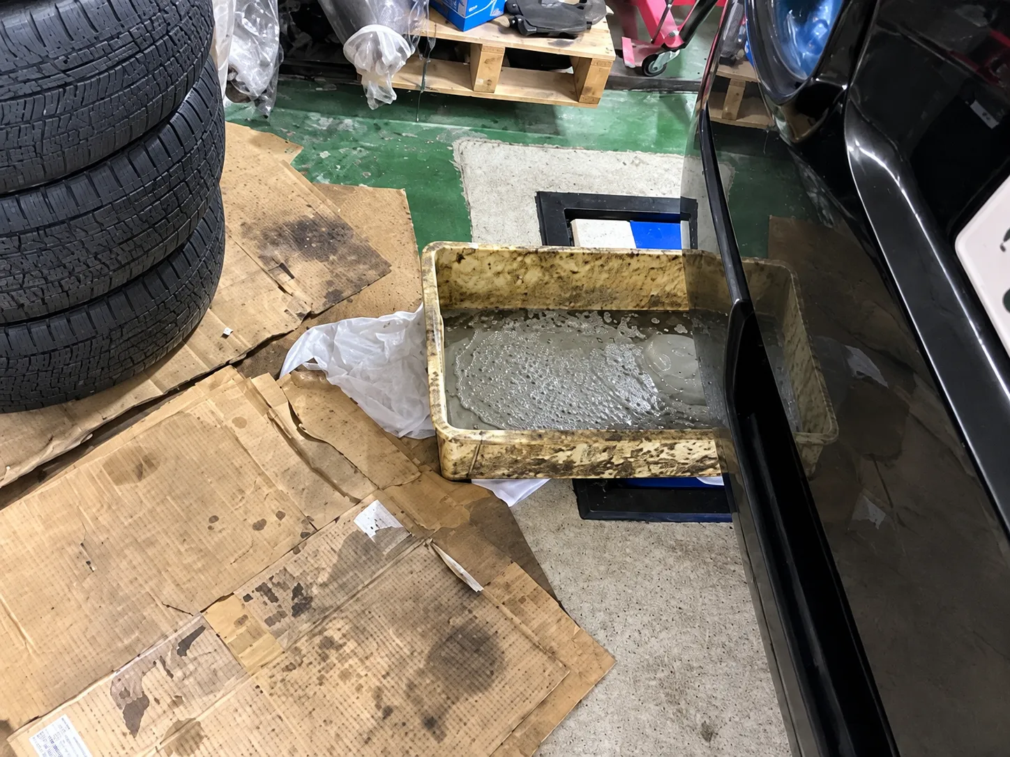 DPF洗浄により内部から排出された汚れを確認